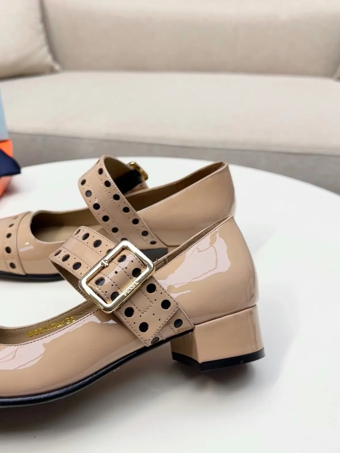 👟👟Ex-factory price 600👟👟🛒…………PRADA 2025 series loafers! At first glance, it looks both classic and versatile! No need to worry about the texture and feel of your feet! 🕳️🕳️🕳️ ____________________✍️ The simple combination is very eye-catching and atmospheric. I sincerely recommend you to buy it! Extremely versatile! Its square toe design is suitable for all kinds of female foot shapes and can be easily controlled. It is comfortable on the foot and does not squeeze the foot. The soul of the whole pair of shoes is the bias-cut design! The craftsmanship of this shoe upper is not easy to make. It seems to be quite simple, but it is much more expensive than making boots and has a high scrapability! ●━━━━━━───── Upper: imported soft cow patent leather ●━━━━━━───── Lining: silk lambskin, fine and firm leather, very soft and breathable ●━━━━━━───── Outsole: Imported Italian genuine leather outsole ➕Forefoot injection molding, high-grade and non-slip ●━━━━━━───── Heel height: 4.5cm ●━━━━━━───── Warm reminder: This shoe is an authentic sole series and you must pay attention to precautions when trying it on. Returns and exchanges are not supported if there are marks on the outsole. You can change the size and style within 15 days. Unconditional returns are not supported. Thank you for your support🙏🙏Happy cooperation.